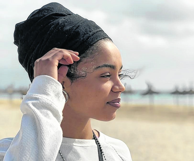 Sängerin Cheyenne Scarinci am Strand von Can Pastilla. Bild: z