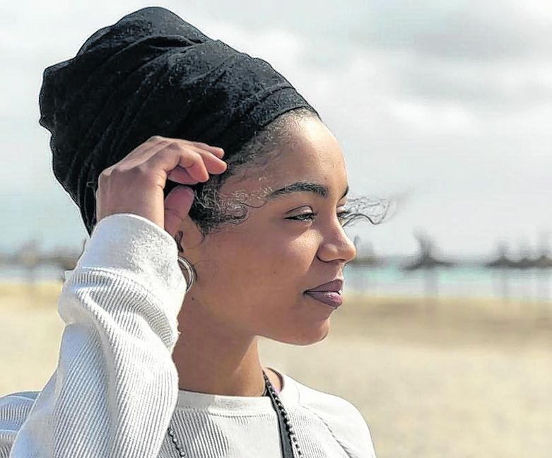 Sängerin Cheyenne Scarinci am Strand von Can Pastilla. Bild: z