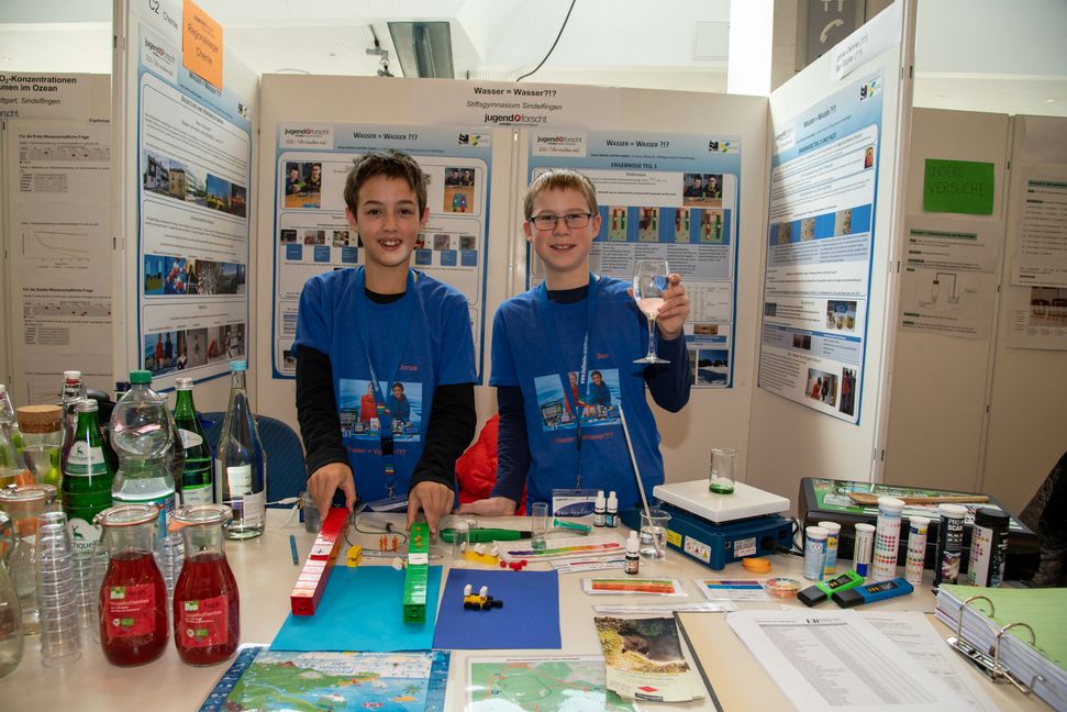 Ist Wasser gleich Wasser? Dieser Frage gingen Jonas Oehrle und Ben Eppler vom Stiftsgymnasium auf den Grund.  Bild: Nüßle