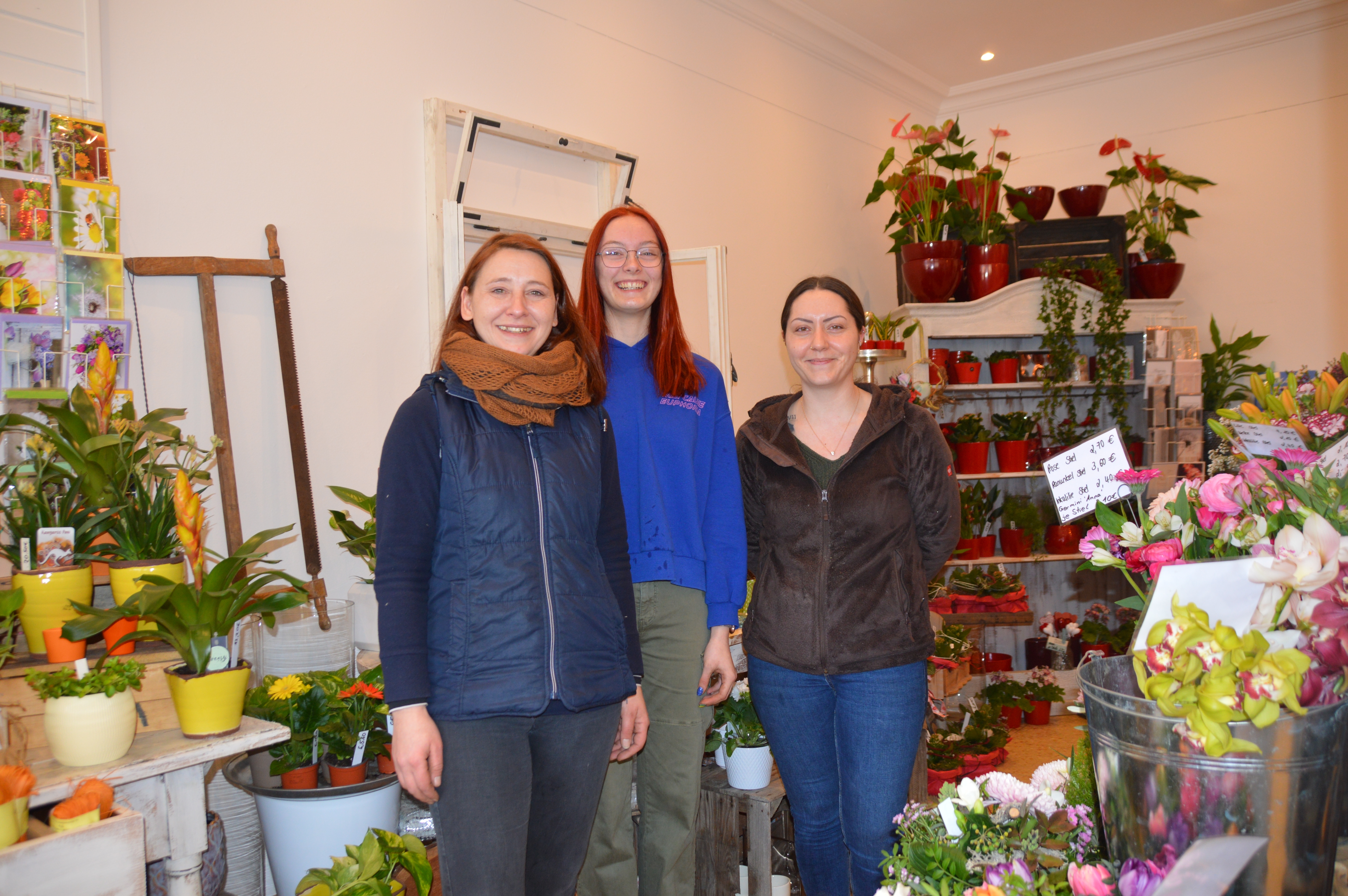 Inhaberin Jana Weidenbach, die Auszubildende Lara Stucke und Mitarbeiterin Sandra Maurer (von links).   Bild: Greck