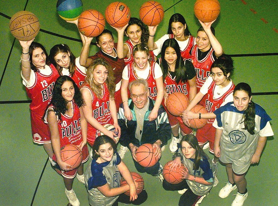 Das Bild ist fast 20 Jahre alt, aber immer noch typisch. Peter Weller 2003 im Kreis seiner Basketball-Frauen.          Bild: Photostampe/A