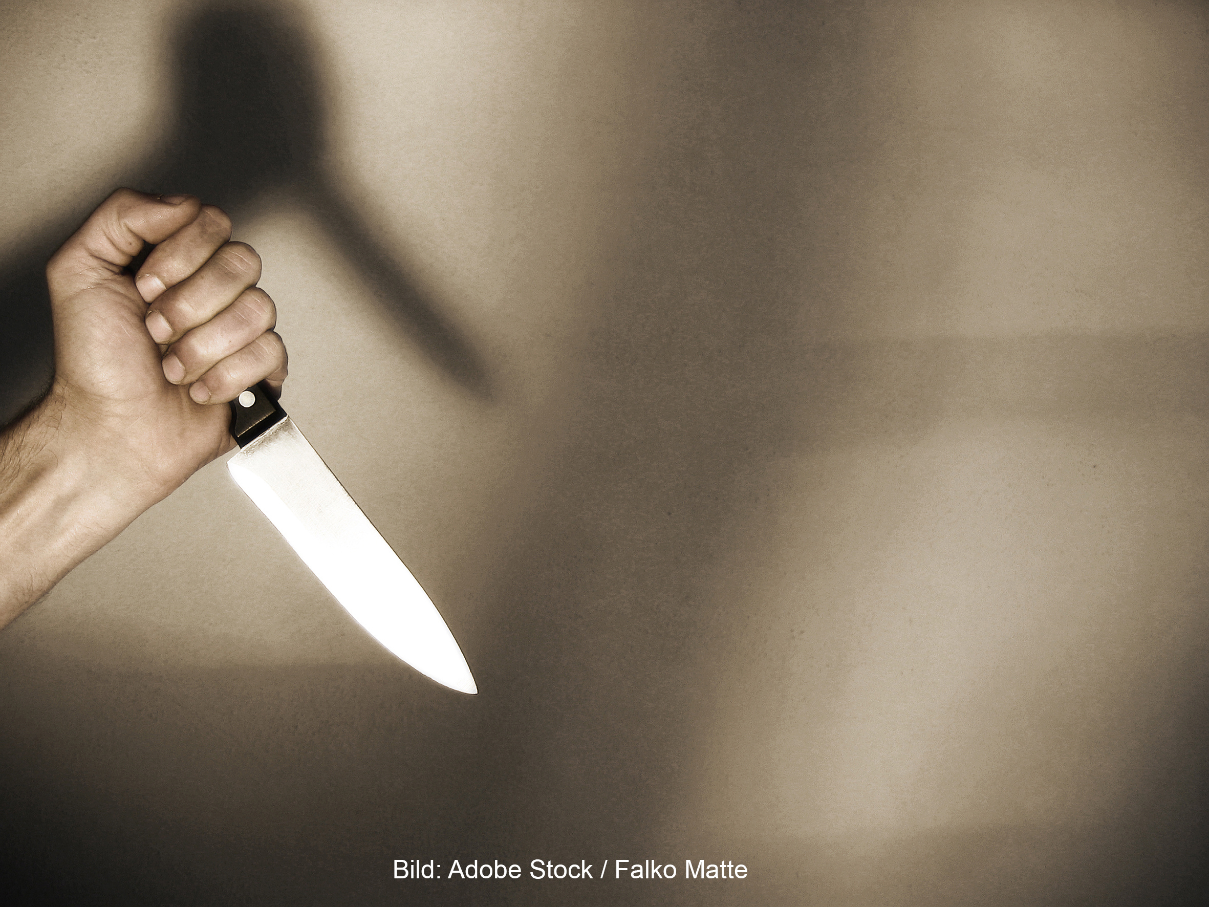 Das Opfer der Messerattacke bricht im Hausflur zusammen. Bild: Falko Matte/Adobe Stock