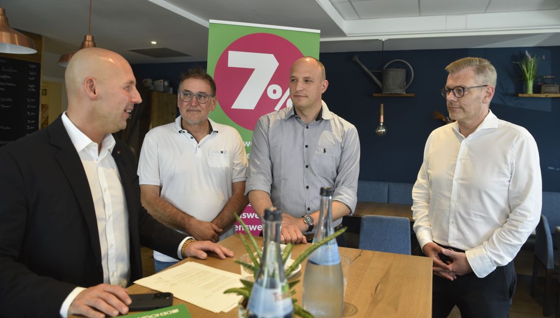 Der auf sieben Prozent reduzierte Mehrwertsteuersatz soll bleiben, fordern (von links) der Böblinger CDU-Bundestagsabgeordnete Marc Biadacz, der Renninger Wirt Frank Kienle und der Kreisvorsitzende der Dehoga Peter Kramer sowie Kreisgeschäftsführer Jochen Alber. Bild: Reichert