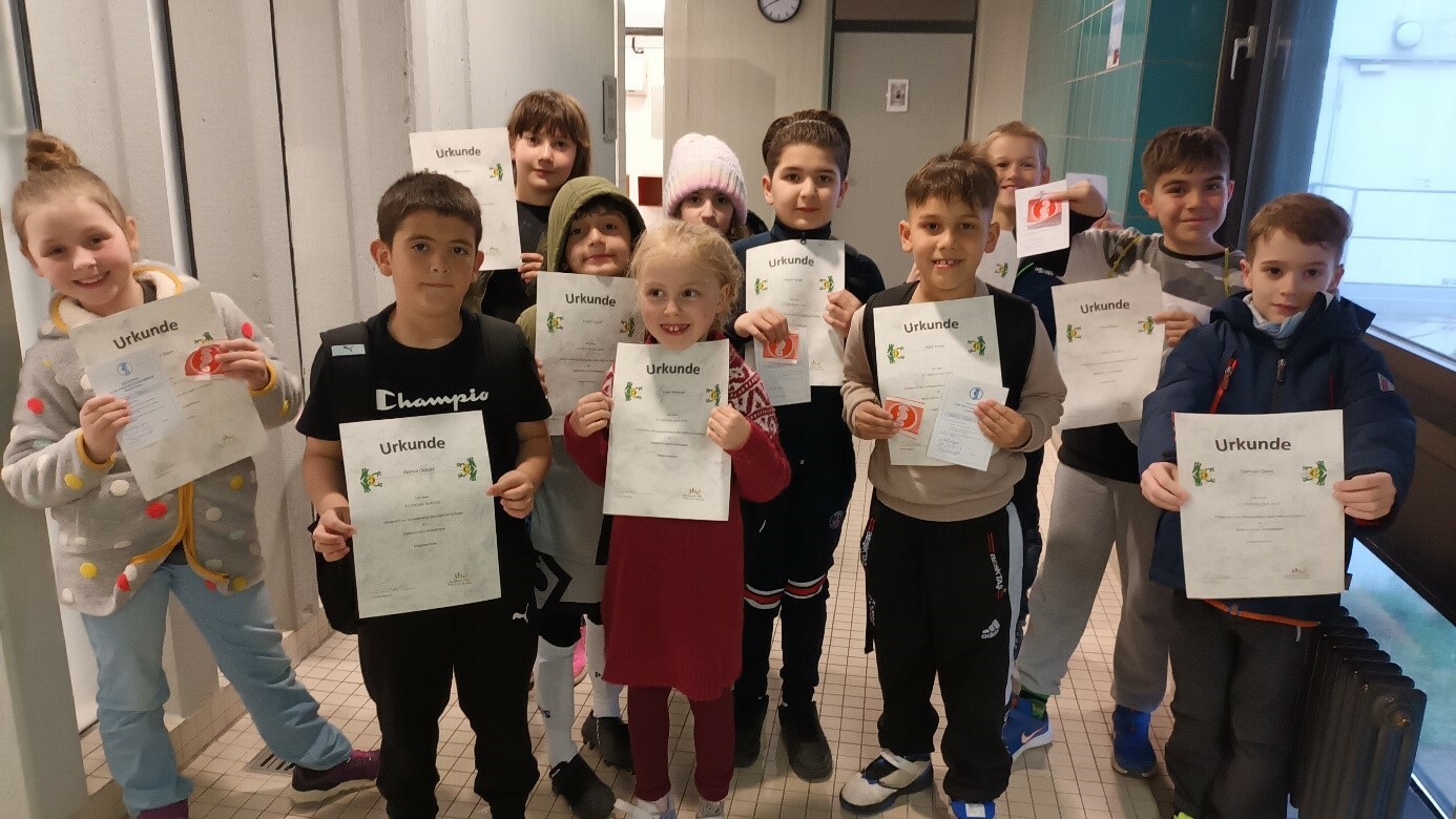 Diese zwölf Grundschüler und Grundschülerinnen haben es schwarz auf weiß, sie können jetzt schwimmen. Bild: z