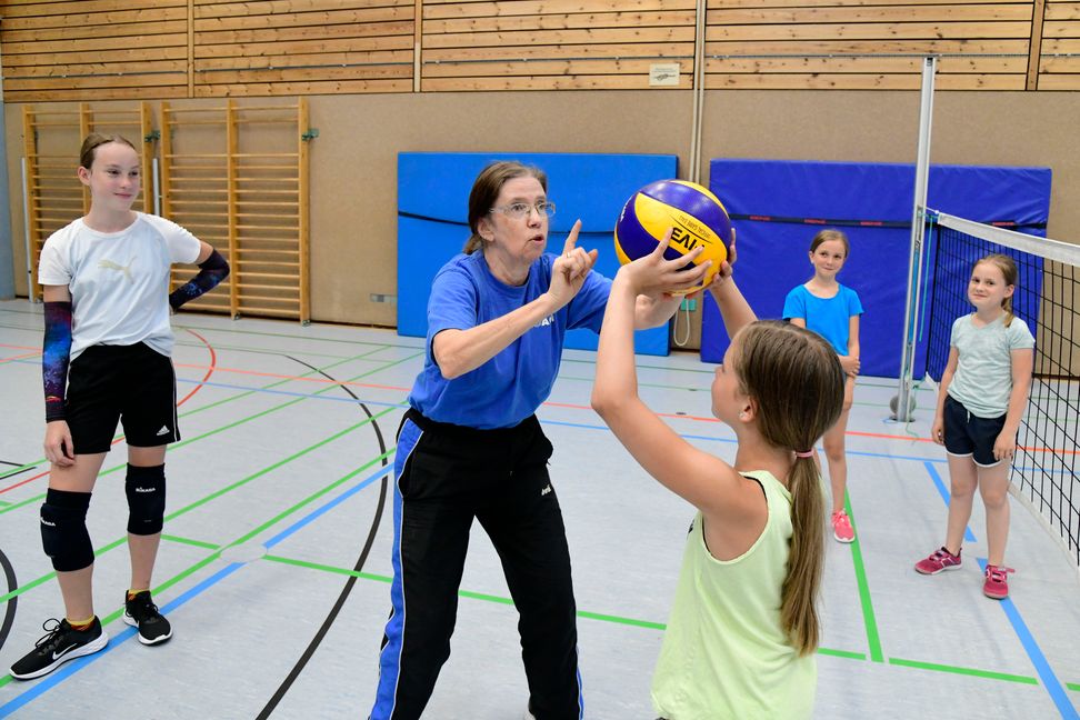 Susanna Mazura-Grohmann ist beim Training des TSV Gärtringen in ihrem Element. Bild: Holom