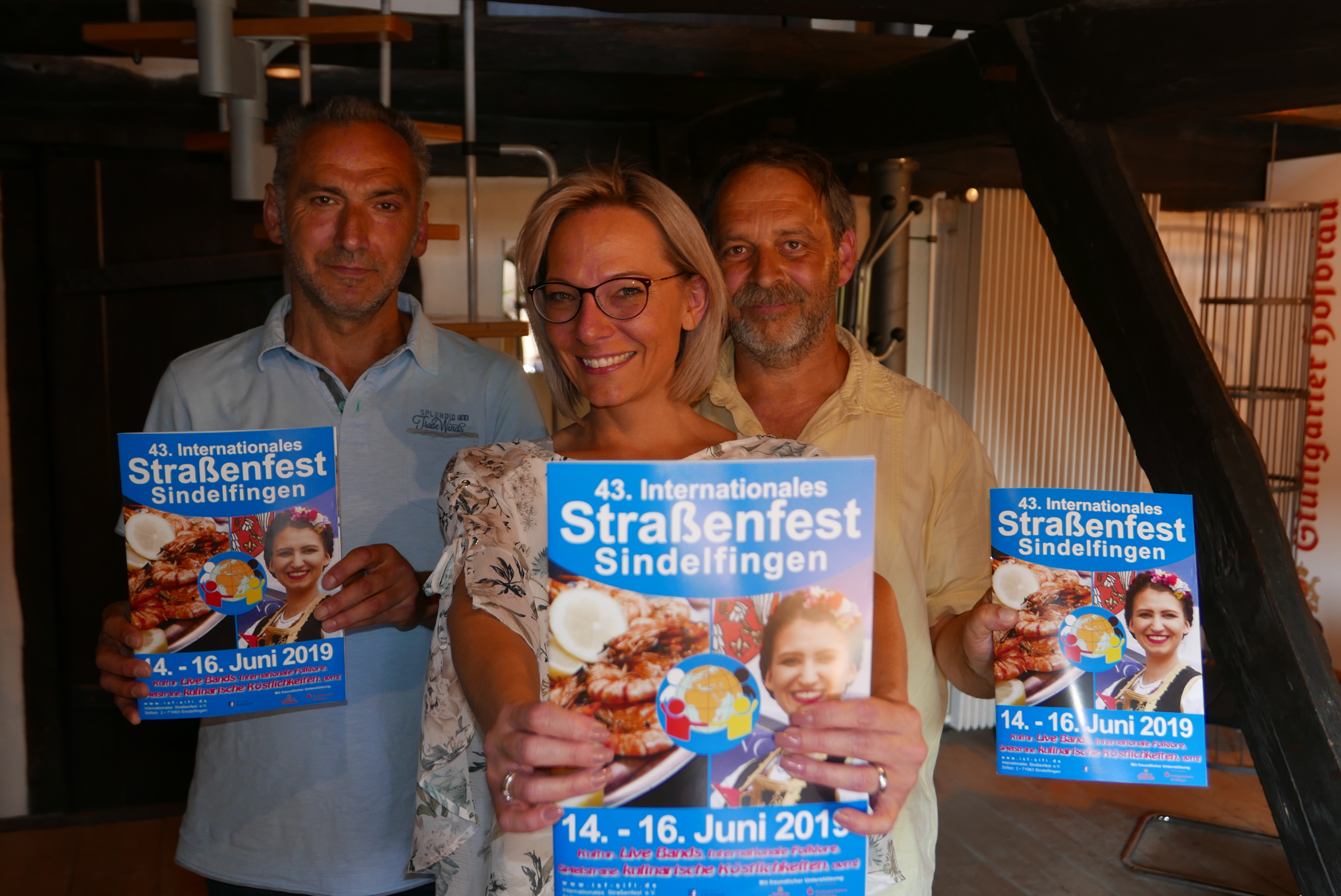 Der neue Vorstand  fiebert schon auf den Start des Internationalen Straßenfests am Freitag, 14. juni, hin (von links: der stellvertretende Vorsitzende Mesut Özsönmez, die Vorsitzende Andrea Santana und Schatzmeister  Rainer Frank; nicht auf dem Bild stellvertretender Vorsitzender Florian Hellmig und Schriftführerin Marion Marino). Bild: Jung