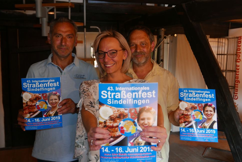 Der neue Vorstand  fiebert schon auf den Start des Internationalen Straßenfests am Freitag, 14. juni, hin (von links: der stellvertretende Vorsitzende Mesut Özsönmez, die Vorsitzende Andrea Santana und Schatzmeister  Rainer Frank; nicht auf dem Bild stellvertretender Vorsitzender Florian Hellmig und Schriftführerin Marion Marino). Bild: Jung