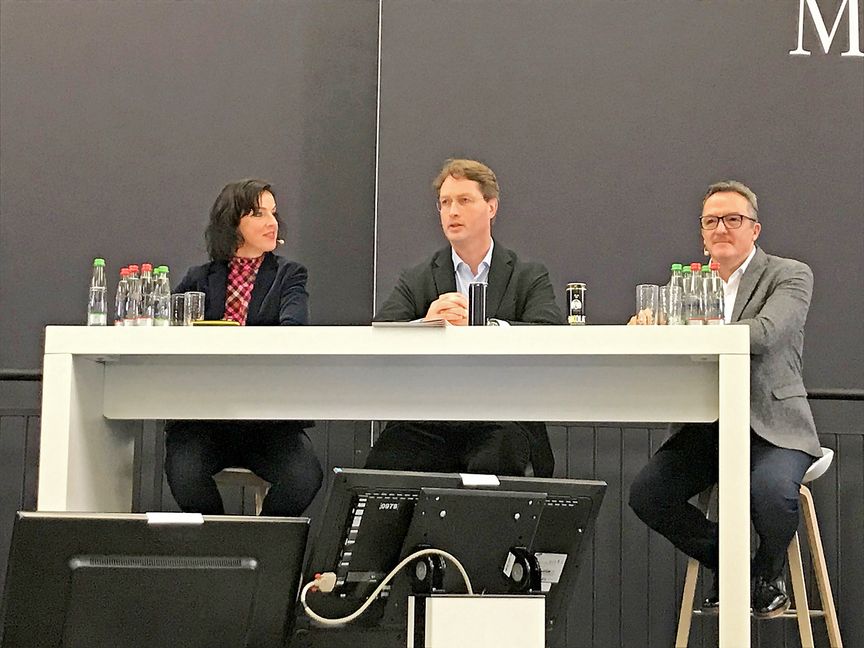 Ergun Lümali (rechts) und Ola Källenius bei der Fragerunde, moderiert von Katrin Dannenmann, der Pressesprecherin des Betriebsrats.