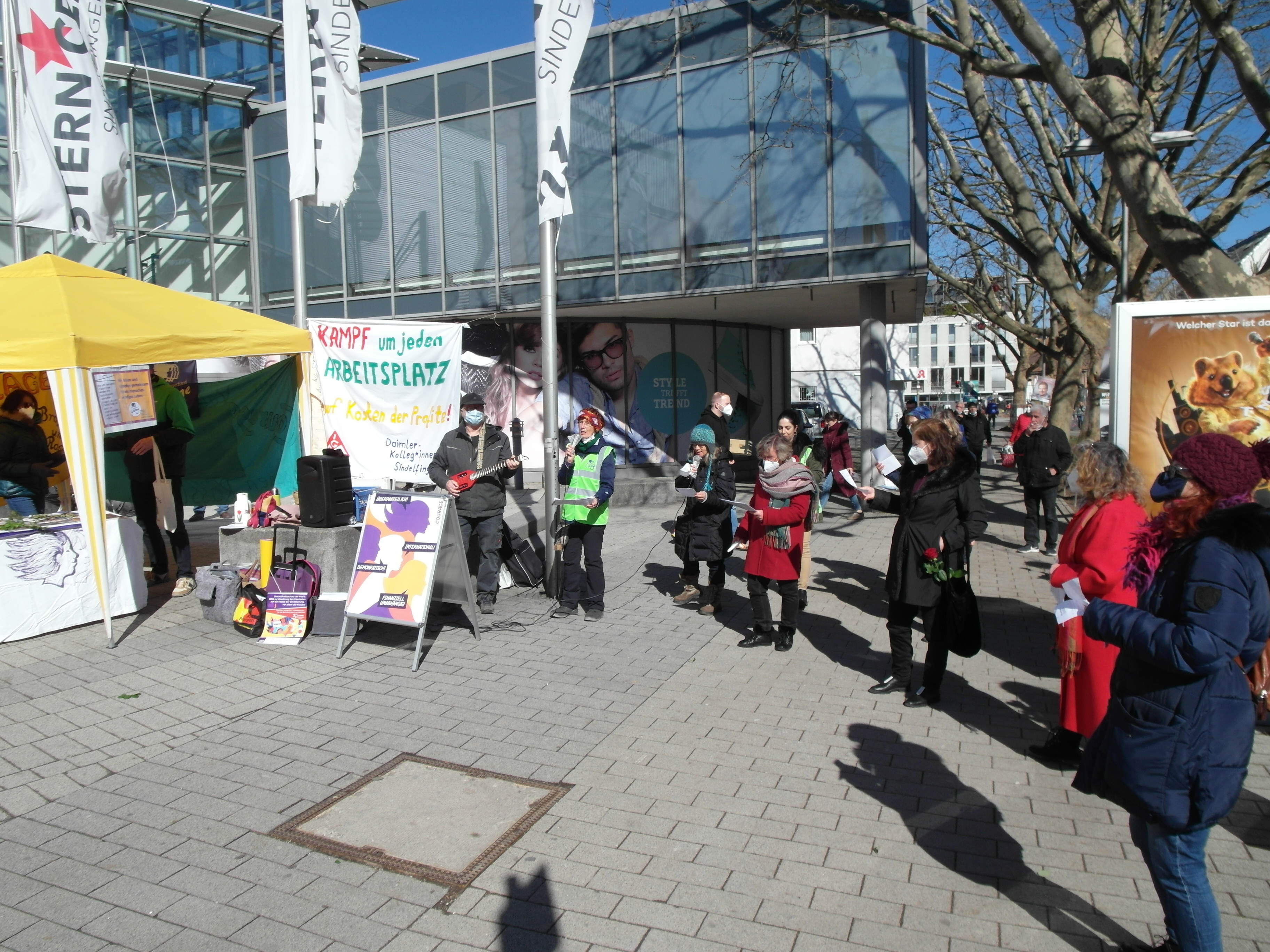 Der Frauenverband Courage hat vor dem Sindelfinger Stern-Center auf den Weltfrauentag aufmerksam gemacht. Bild: Staber