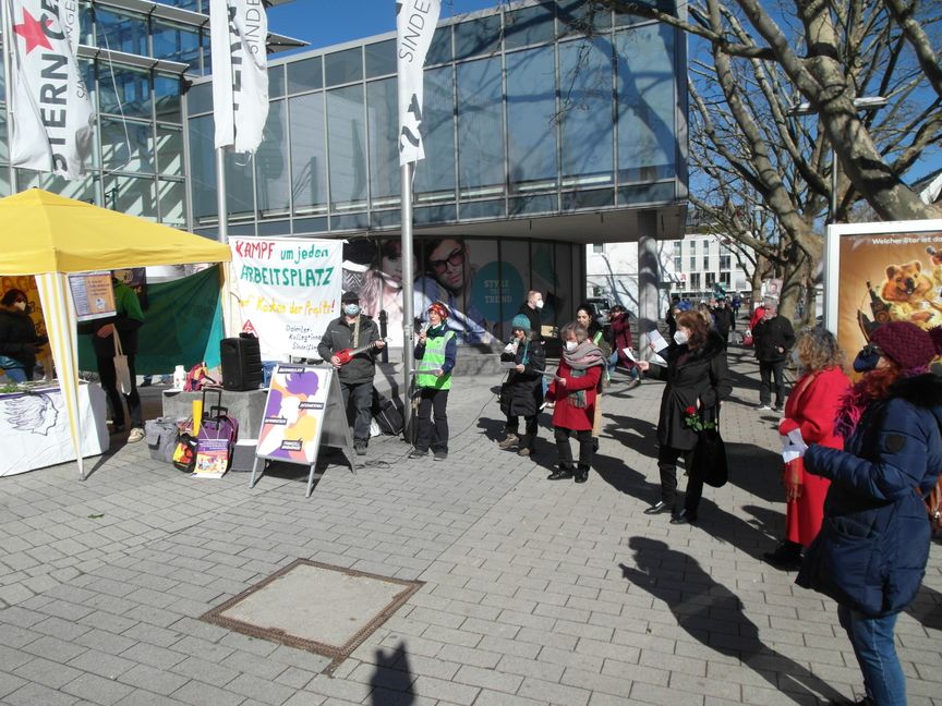 Der Frauenverband Courage hat vor dem Sindelfinger Stern-Center auf den Weltfrauentag aufmerksam gemacht. Bild: Staber