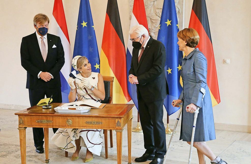 Am Montagvormittag kam das Königspaar in Berlin an (links). Danach trugen sie sich beim Bundespräsidenten auf Schloss Bellevue ins Gästebuch ein (rechts). Mit Krücken dabei: Elke Büdenbender, die Frau des Bundespräsidenten, die sich Ende Juni bei einem Sturz den Mittelfuß gebrochen hat.
Foto: dpa/Wolfgang Kumm