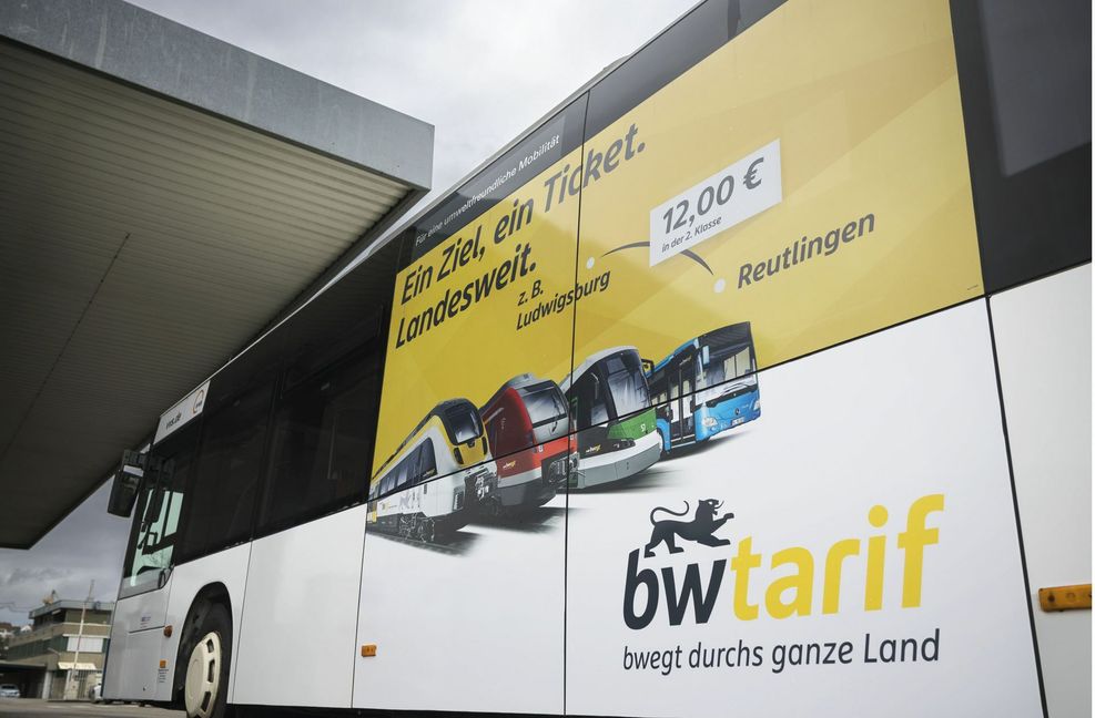 Dem Landesverkehrsminister sind mit Werbung beklebte Busscheiben ein Dorn im Auge – allerdings wirbt das Land selbst auf diese Weise.