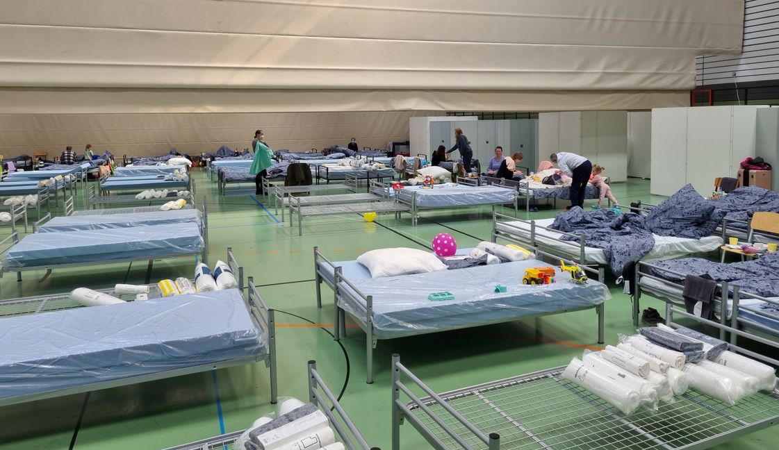 In der zur provisorischen Flüchtlingsunterkunft umgebauten Eschenriedhalle sind inzwischen mehr als 40 Menschen aus der Ukrainie untergebracht.