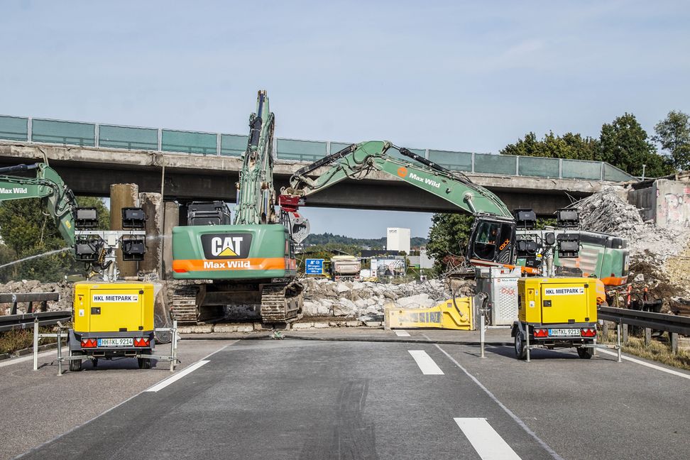 Sindelfingen / Böblingen: Autobahn-Sperrung und Verkehrschaos - Brückenarbeiten an der Autobahn 81 mit Vollsperrung verursachen Verkehrschaos in Böblingen und Sindelfingen. Bild: Dettenmeyer