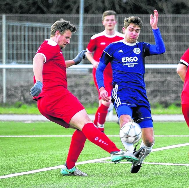 VfL-Stürmer Niko Klein (rechts) ist in dieser Szene einen Tick schneller als Grafenaus Hans-Joachim Dawidowski. Bild: Photo 5