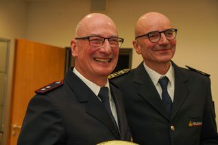 Nach 20 Jahren verabschiedete sich nicht nur Rainer Just als Abteilungskommandant. Als quasi letzter Akt in seiner alten Rolle verabschiedete er auch seinen Bruder Roland, der nach 47 Jahren aus dem aktiven Einsatzdienst der Sindelfinger Wehr ausscheidet.    Bild: Dettenmeyer