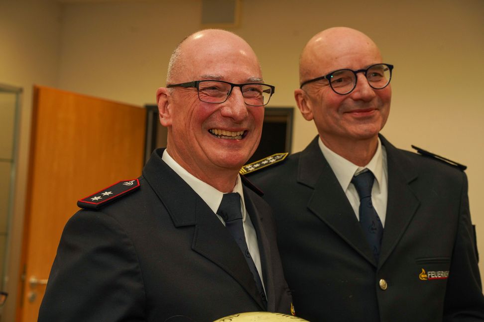 Nach 20 Jahren verabschiedete sich nicht nur Rainer Just als Abteilungskommandant. Als quasi letzter Akt in seiner alten Rolle verabschiedete er auch seinen Bruder Roland, der nach 47 Jahren aus dem aktiven Einsatzdienst der Sindelfinger Wehr ausscheidet.    Bild: Dettenmeyer