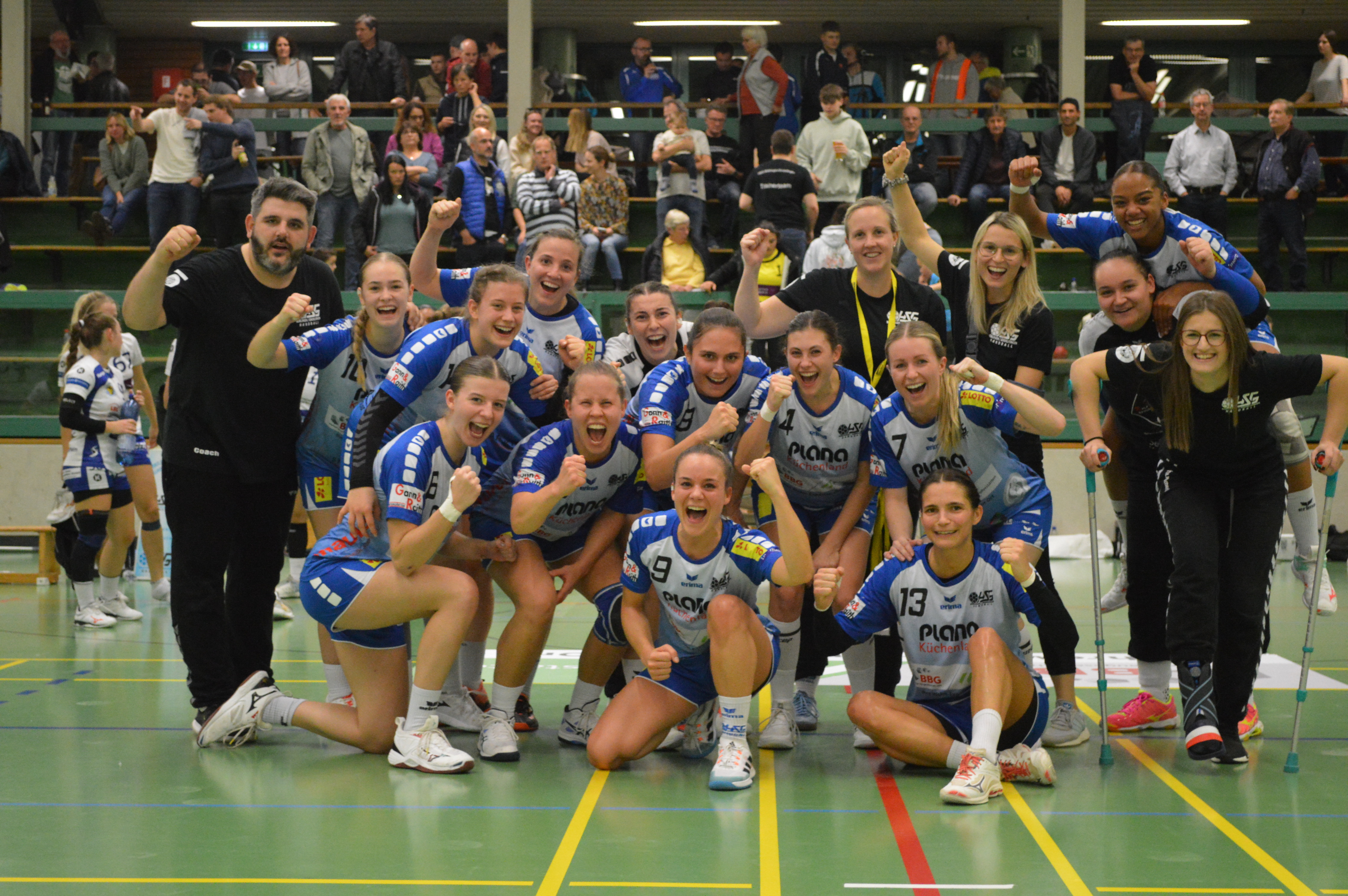 Trainer Mischa Herok und die Handballerinnen der HSG Böblingen/Sindelfingen in Siegerlaune. Bild: Zvizdic
