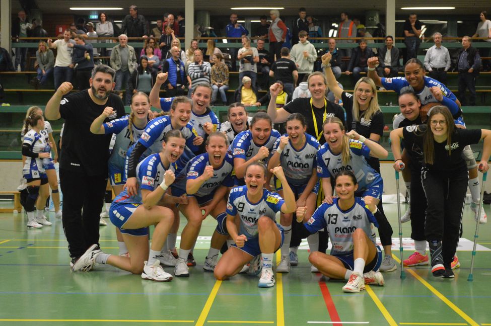 Trainer Mischa Herok und die Handballerinnen der HSG Böblingen/Sindelfingen in Siegerlaune. Bild: Zvizdic