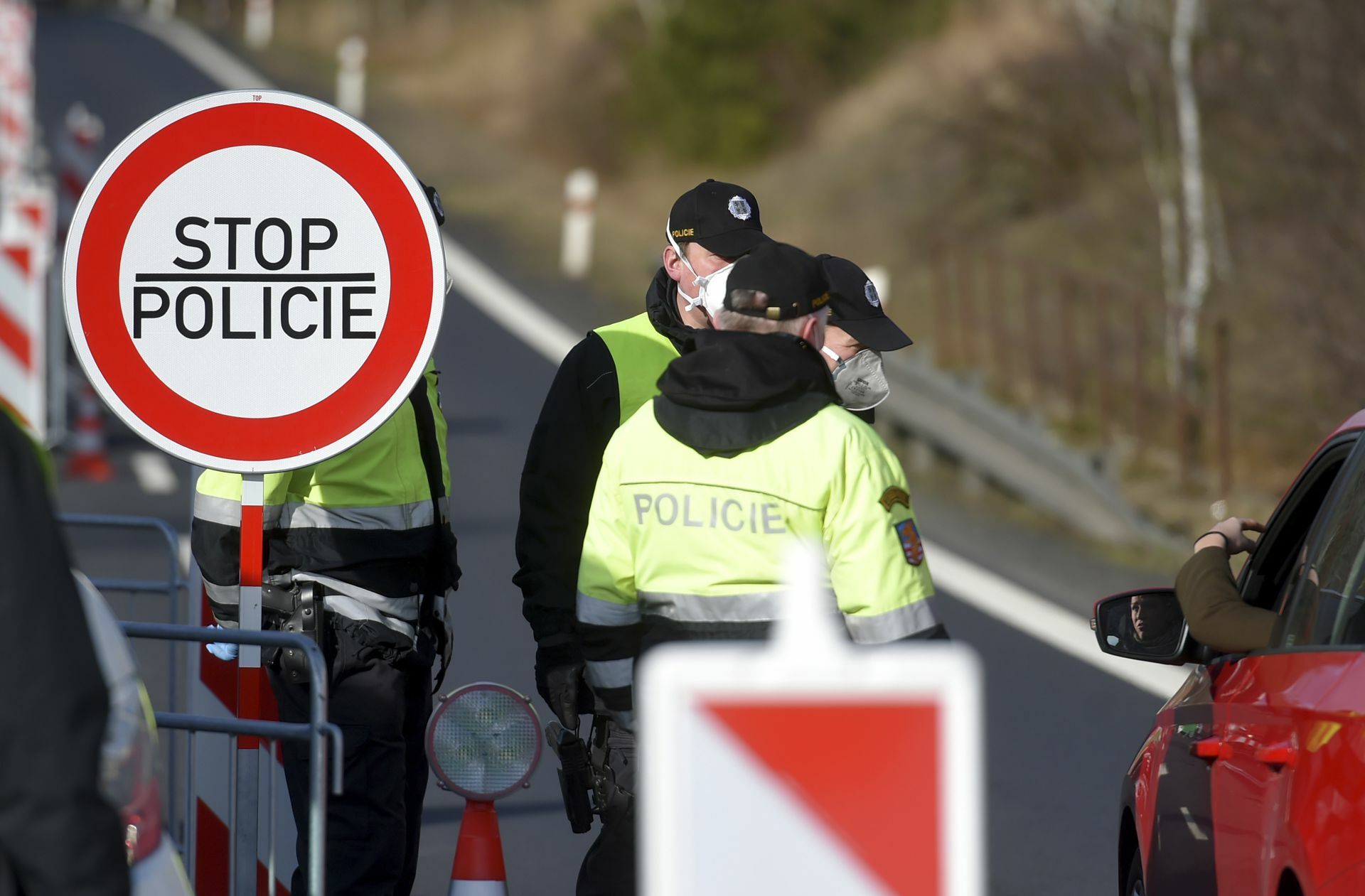 Kontrolle an der Grenze zu Tschechien – dort ist die Zahl der Infizierten hoch. Foto: dpa//Slavomír Kube