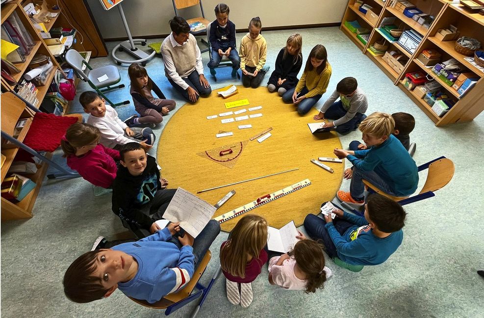 In der ersten Unterrichtsstunde kommt die ganze Schule in einem Sitzkreis zusammen.