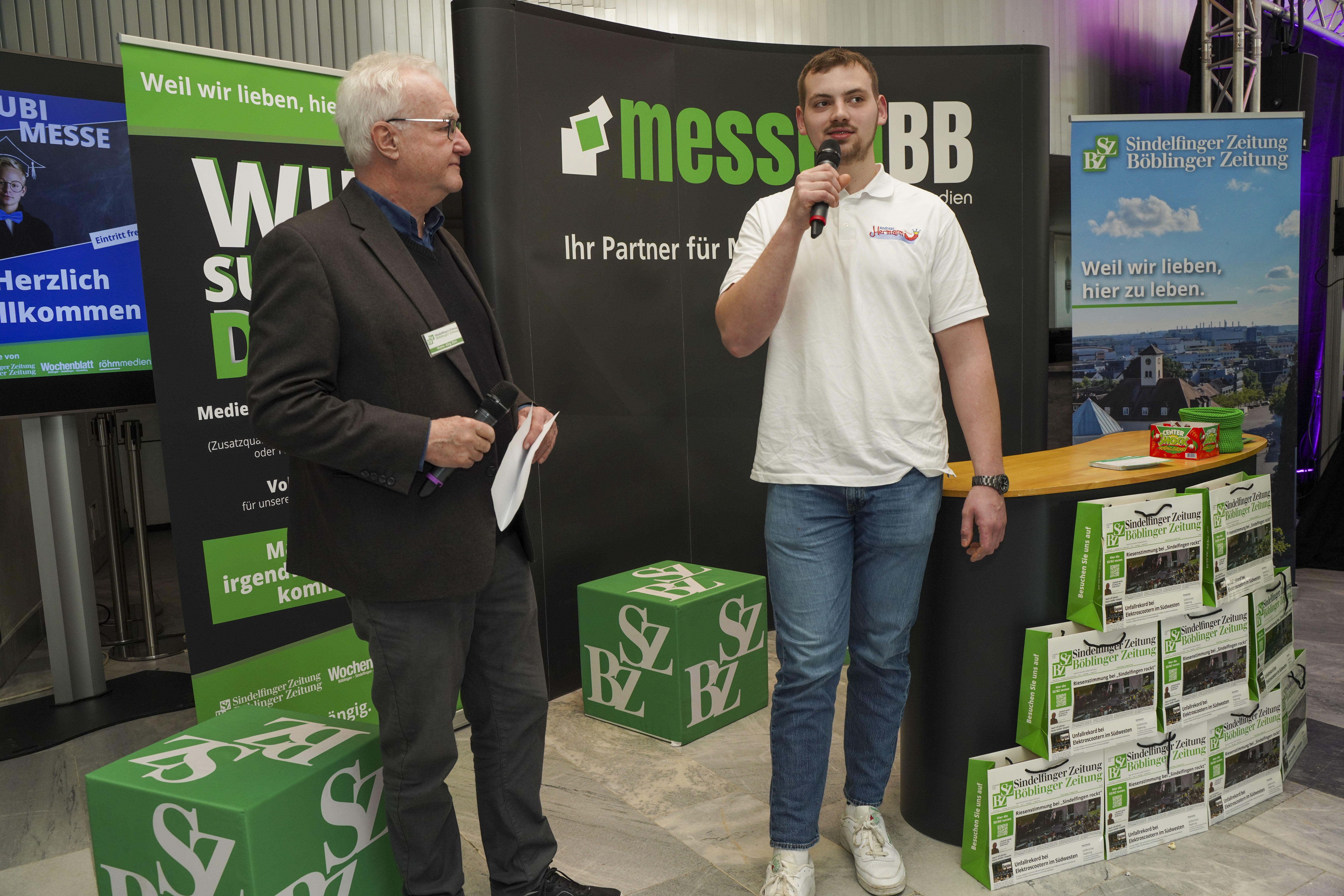 Verlagsleiter Sonderprojekte Hans-Jörg Zürn im Gespräch mit dem 21-jährigen Metzgermeister Lukas Hermann aus Böblingen.    Bild: Dettenmeyer