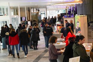 Volles Haus im Foyer der Sindelfinger Stadthalle bei der zehnten Azubi-Messe von Röhm-Medien. Bild: Dettenmeyer