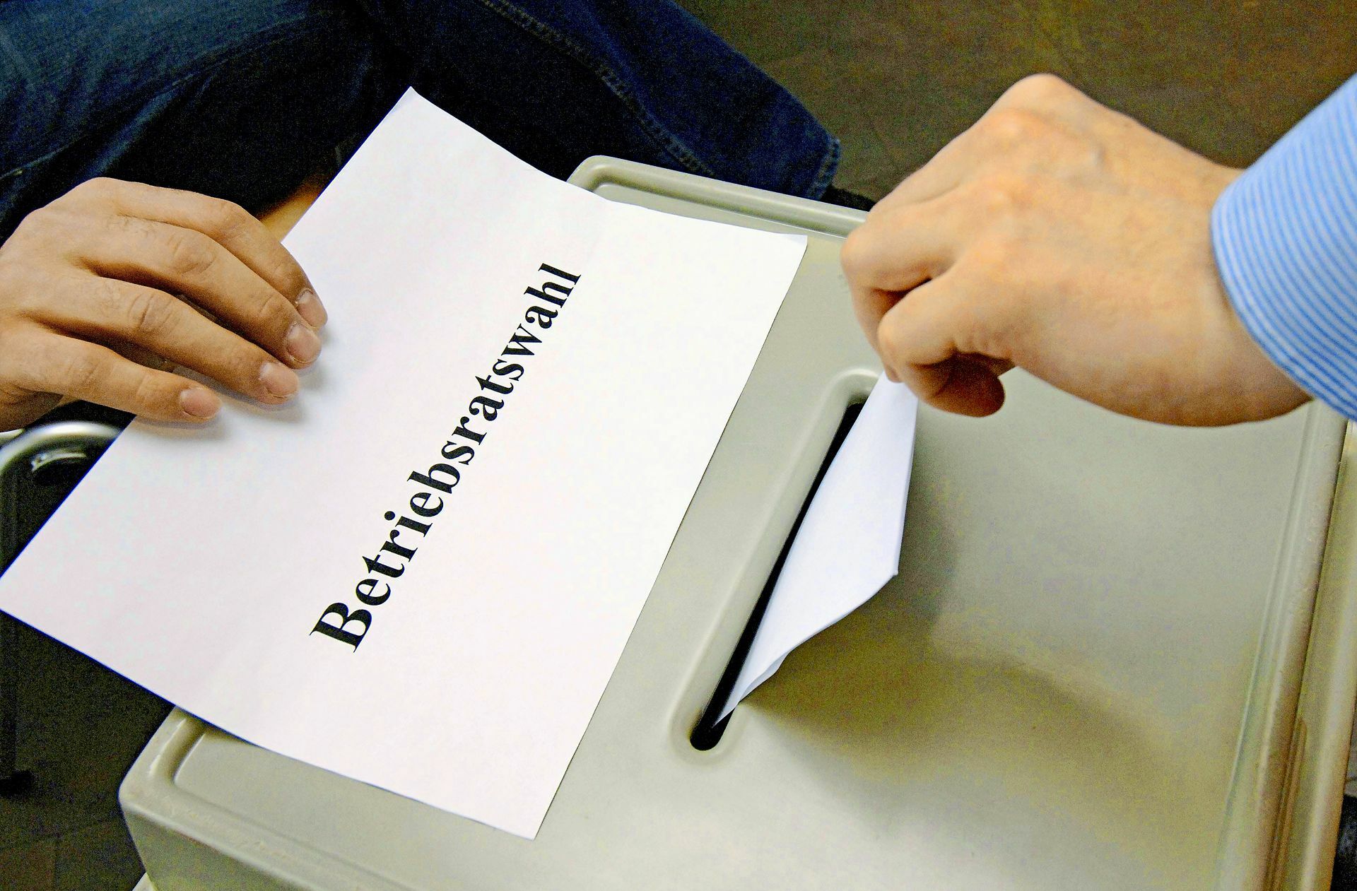 Noch immer der klassische Urnengang: die Betriebsratswahl.
 Foto: dpa/Christian Charisius