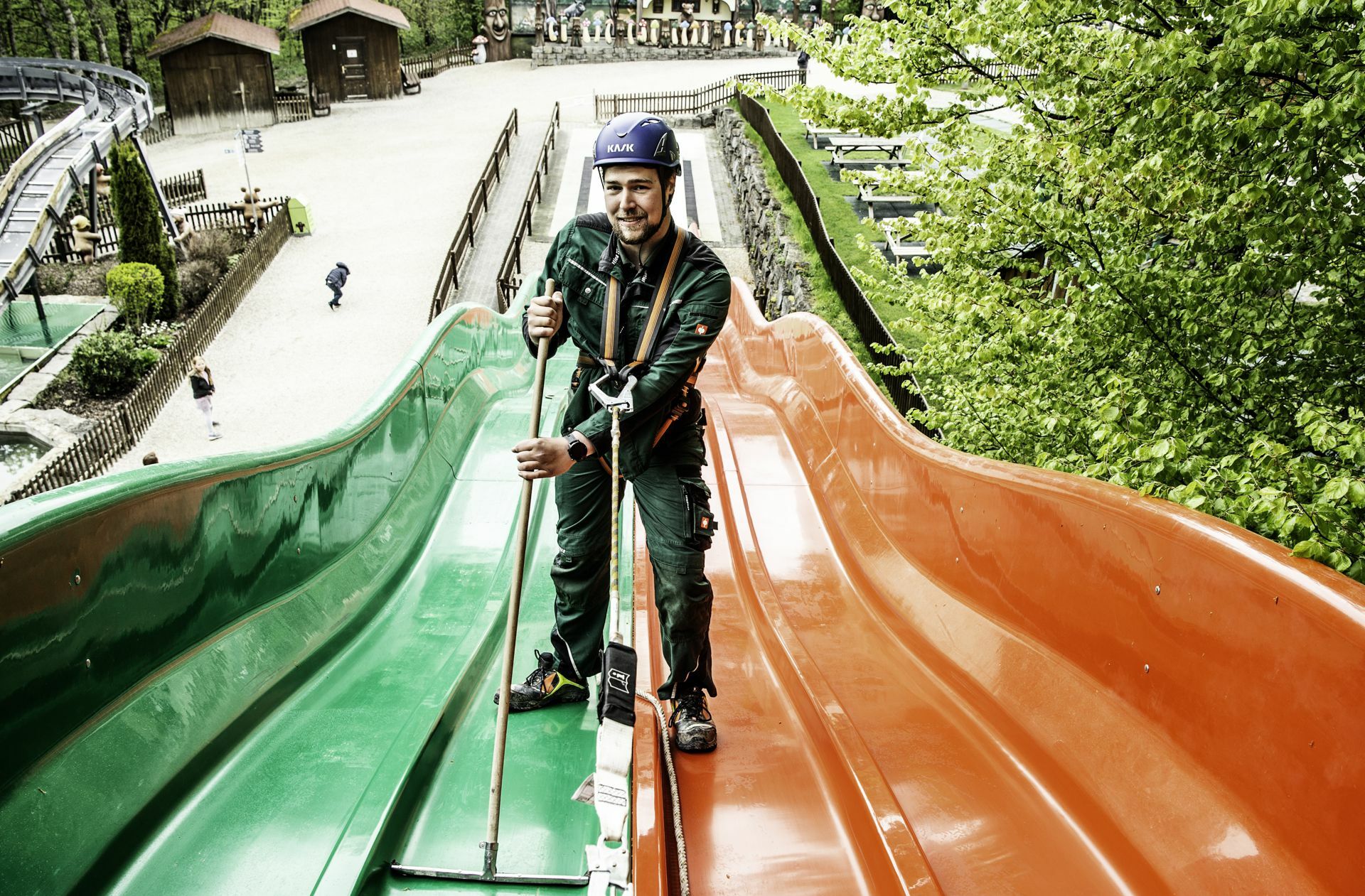 Simon Süsser sorgt dafür, dass die  Traumland-Rutsche auch rutschig ist.