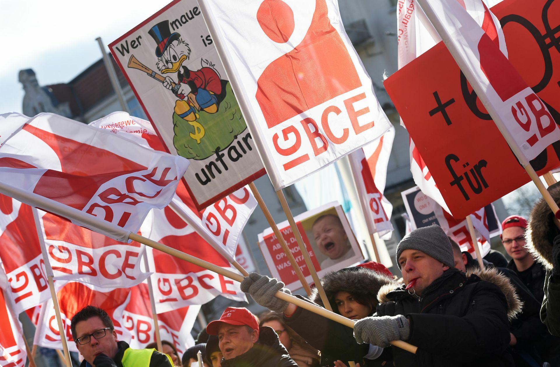 Die Gewerkschaftsflaggen (wie in dieser früheren Tarifrunde) sollen in der Energiekrise nicht ausgerollt werden.