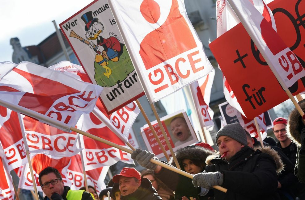 Die Gewerkschaftsflaggen (wie in dieser früheren Tarifrunde) sollen in der Energiekrise nicht ausgerollt werden.