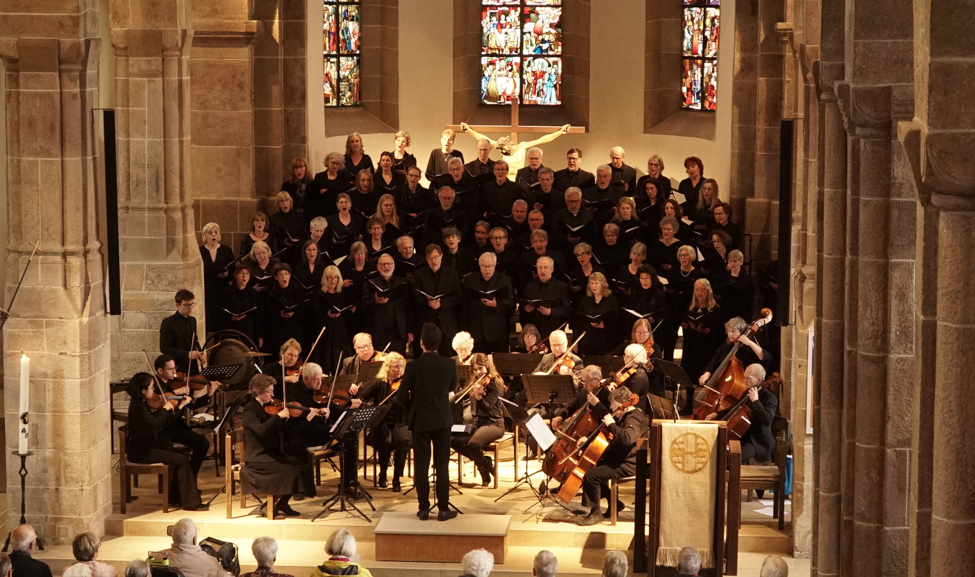 Cappella nuova und das Stiftshoforchester unter der Leitung von Daniel Tepper bei der Orgelreihe in der Sindelfinger Martinskirche.  Bild: Heiden
