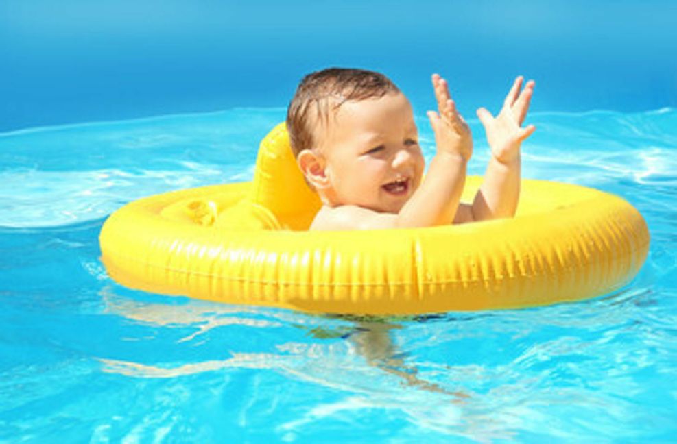 Beim Schwimmring mit integriertem Sitz sind sich die Experten einig, dass der nichts tauge. Zum Einen wegen des Sicherheitsrisikos – wenn sich die Kinder sich nach vorne lehnen, können sie leicht umkippen, der Kopf ist im Wasser und die Kinder stecken mit den Füßen im Ring fest.
 Foto: Adobe Stock/ Africa Studio