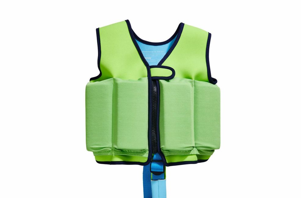 Die Schwimmlernweste überzeugt nur beim Planschen. Um schwimmen zu lernen, ist sie ungeschickt, weil sie die Bewegungsfreiheit der Kinder einschränkt.
 Foto: Jako-O