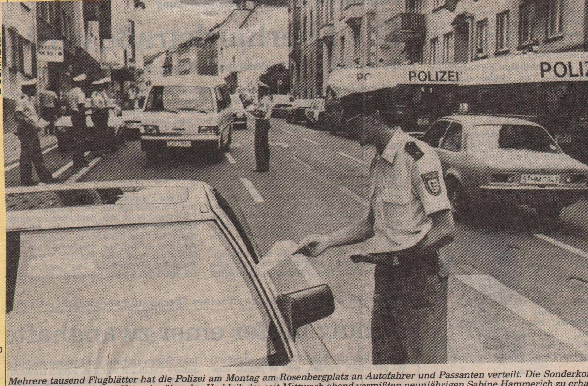 Die Polizei verteilt Tausende Flugblätter.