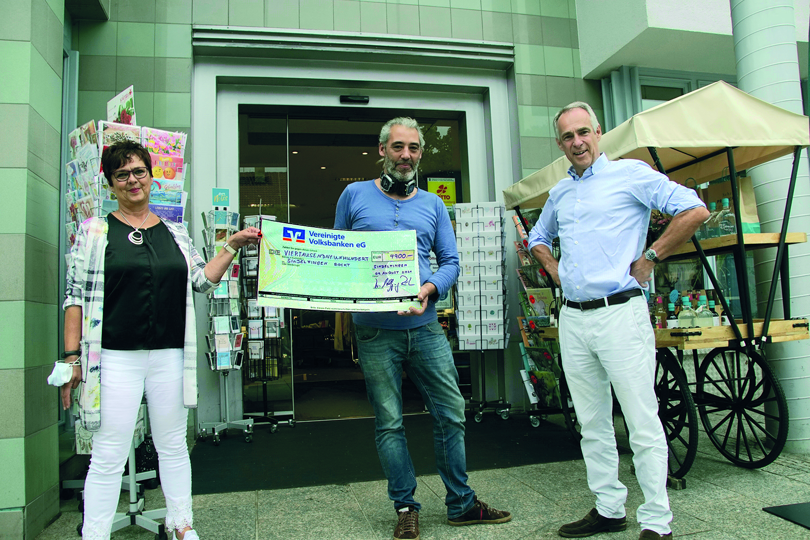 Senior-Verleger Dr. Wolfgang Röhm (rechts) und Andrea Walz (Teamleiterin Verkauf) überreichten Veranstalter Johannes Leichtle einen Scheck in Höhe von 4900 Euro. Bild: Dettenmeyer