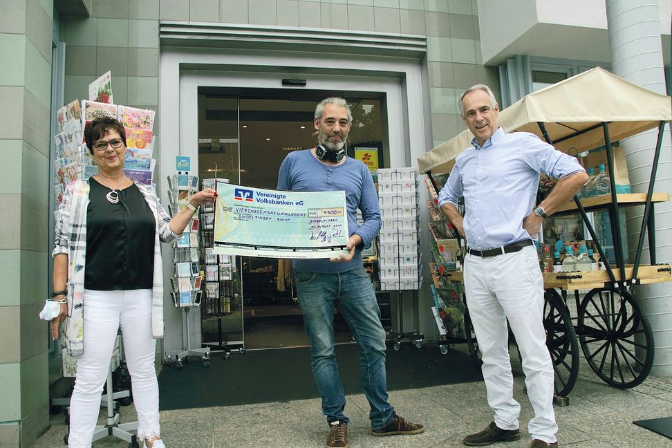 Senior-Verleger Dr. Wolfgang Röhm (rechts) und Andrea Walz (Teamleiterin Verkauf) überreichten Veranstalter Johannes Leichtle einen Scheck in Höhe von 4900 Euro. Bild: Dettenmeyer