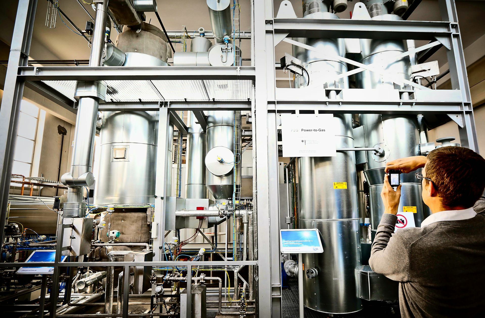 Pilotanlagen zur Herstellung von E-Fuels – wie hier am Forschungsinstitut ZSW in Stuttgart – gibt es  viele. Die industrielle Produktion lässt aber auf sich warten.