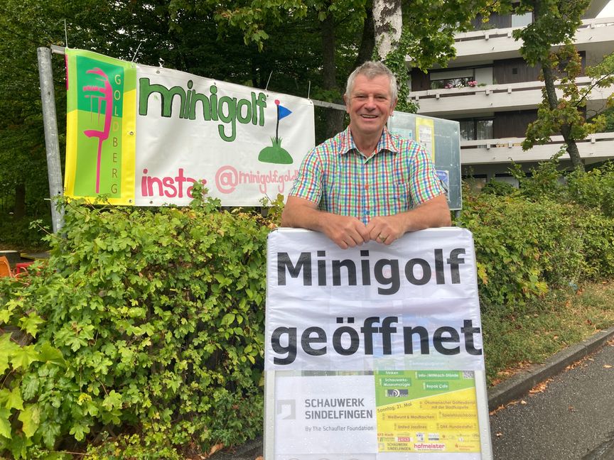 Markus Kürschner, der erste Vorsitzende des Bürgervereins Goldberg, freut sich darüber, die Minigolfanlage auf dem Goldberg aus ihrem Dornröschen-Schlaf aufgeweckt zu haben. Bild: Greck