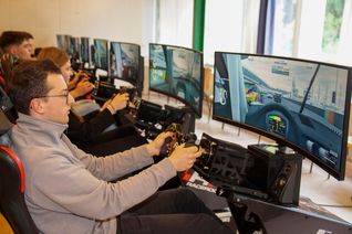 Virtuelles Aufwärmprogramm: Der Böblinger Rennfahrer ist am Wochenende bei einem 24-Stunden-Online-Rennen auf dem Nürburgrennen gestartet. dazwischen fand er am Samstag und Sonntag Zeit, um beim Autosalon im Glaspalast ein paar Runden auf dem Kurs zu drehen, auf dem er am kommenden Wochenende im BMW 330i des Teams Adrenalin Motorsport Team Motec bei 24h Nürburgring um den Sieg fahren will. Bild: Dettenmeyer