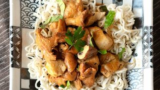 Zum Auftakt der Pilzzeit: Pfifferling-Huhn-Curry. Bild: Nüßle