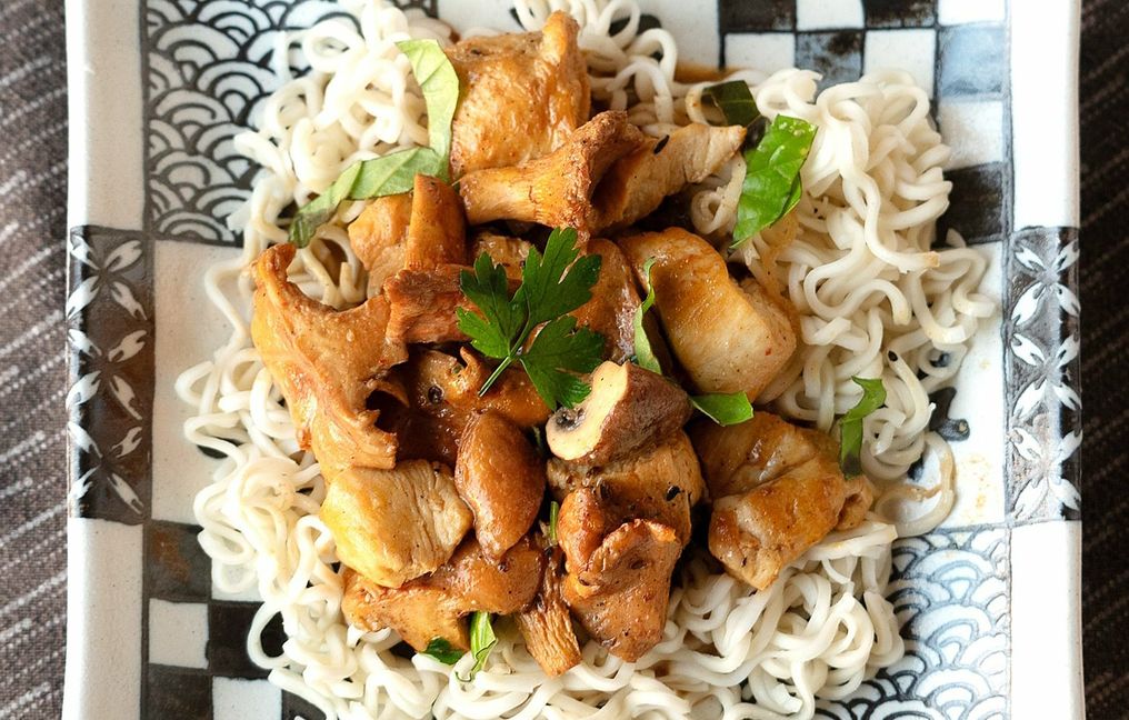 Zum Auftakt der Pilzzeit: Pfifferling-Huhn-Curry. Bild: Nüßle